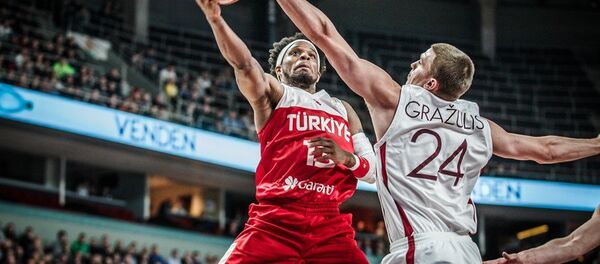 Али Мухаммед и Андрейс Гражулис (слева направо) в отборочном матче чемпионата мира по баскетболу 2019 года Али Мухаммед и Андрейс Гражулис (слева направо) в отборочном матче чемпионата мира по баскетболу 2019 года - Sputnik Латвия