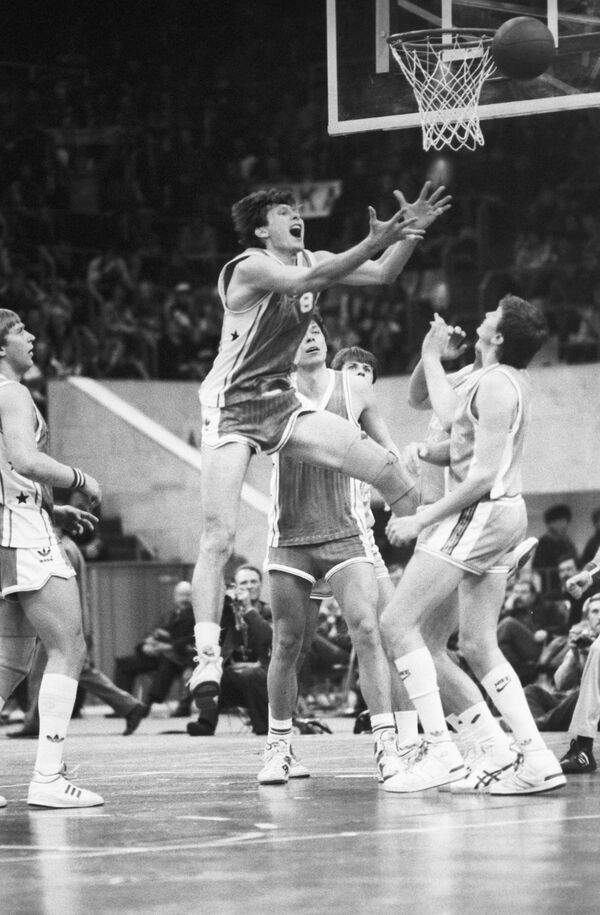 Атакует игрок ЦСКА Андрей Лопатов. Чемпионат СССР по баскетболу. Малая спортивная арена. Центральный стадион имени В.И.Ленина (ныне Олимпийский комплекс Лужники). - Sputnik Латвия