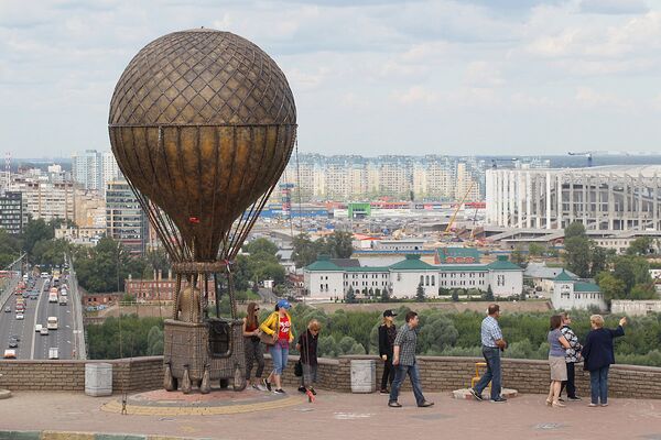 Памятник писателю-фантасту Жюлю Верну был открыт в сентябре 2015 года на набережной Оки. Знаменитый француз изображен летящим на воздушном шаре с подзорной трубой в руках. Высота композиции - 10 метров. - Sputnik Латвия