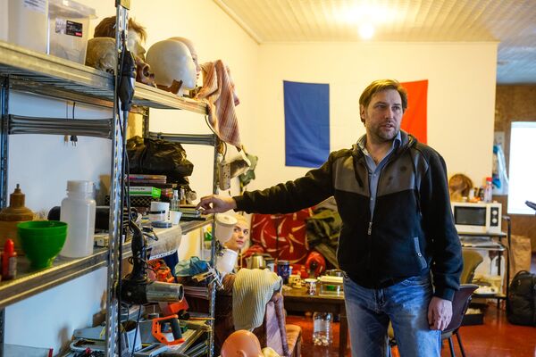 Роман Кабошко проводит экскурсию по своей мастерской - Sputnik Латвия