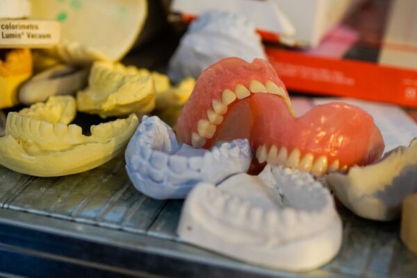 Зубы в мастерской спецэффектника - Sputnik Латвия