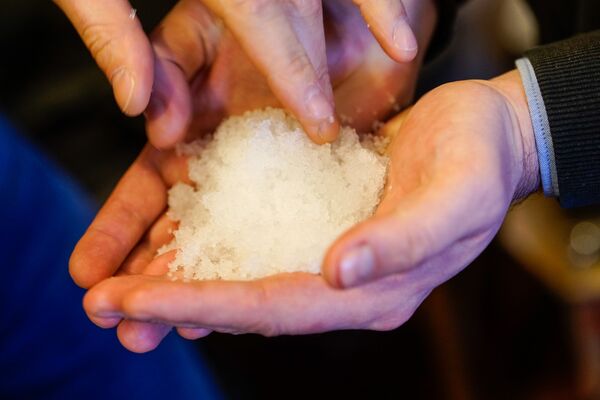 Почти настоящий снег, который выращивают в лаборатории - Sputnik Латвия