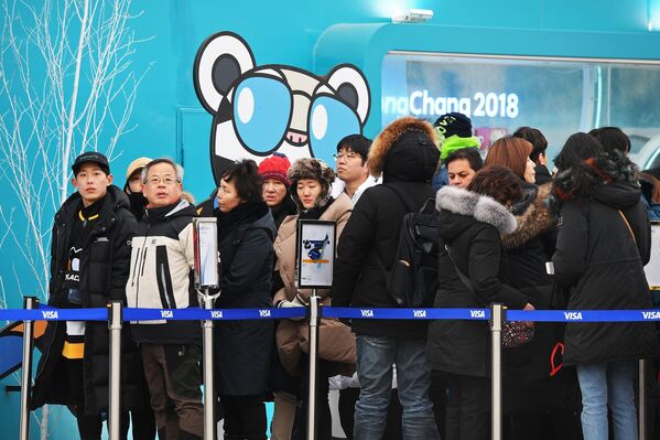 Olimpiskā parka apmeklētāji stāv rindā uz olimpisko suvenīru veikalu Super Store Phjončhanā. - Sputnik Latvija
