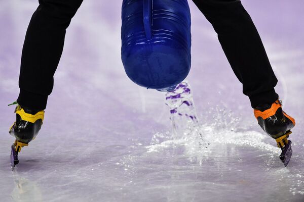 Ledus apstrādāšana sieviešu šorttreka sacensību laikā XXIII Ziemas Olimpiskajās spēlēs. - Sputnik Latvija