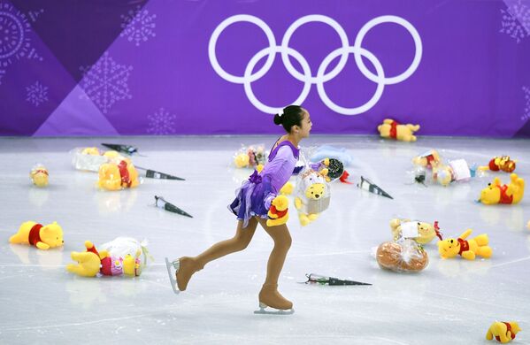 Mīkstās rotaļlietas uz ledus pēc Judzuru Hanju (Japāna) uzstāšanās daiļslidošanas sacensībās XXIII Ziemas Olimpiskajās spēlēs. - Sputnik Latvija