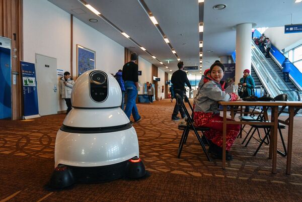 Robots-putekļsūcējs starptautiskajā preses centrā (SPC) Phjončhanā. - Sputnik Latvija