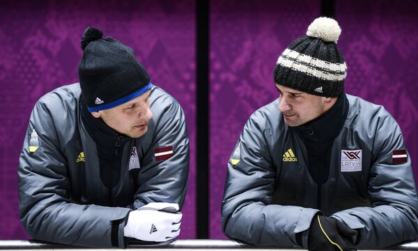 Томас и Мартинс Дукурс (Латвия) во время тренировки на санно-бобслейной трассе в Сочи. Томас и Мартинс Дукурс (Латвия) во время тренировки на санно-бобслейной трассе в Сочи. - Sputnik Латвия