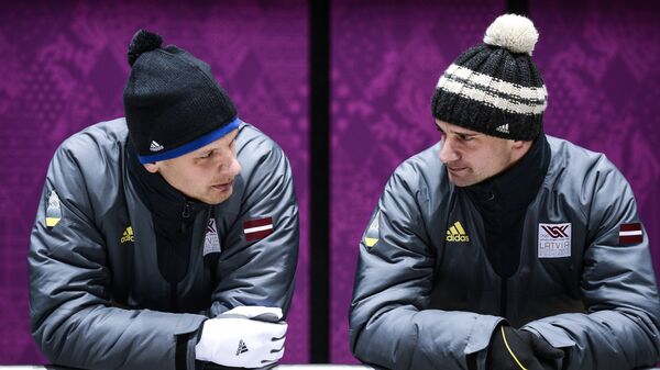 Томас и Мартинс Дукурс (Латвия) во время тренировки на санно-бобслейной трассе в Сочи. - Sputnik Латвия