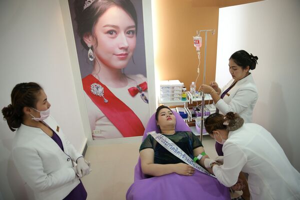 Участница конкурса красоты для девушек с избыточным весом Мисс Джамбо в Таиланде - Sputnik Латвия