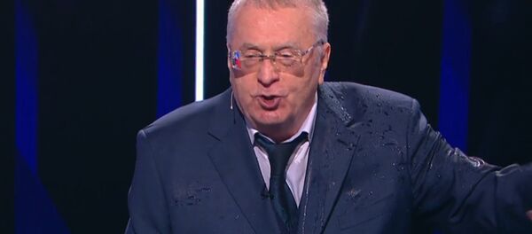 Собчак облила Жириновского водой на предвыборных дебатах - Sputnik Латвия