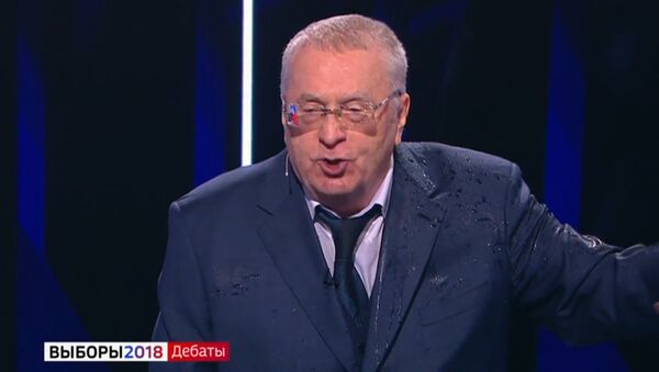 Собчак облила Жириновского водой на предвыборных дебатах - Sputnik Латвия