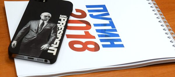 Блокнот волонтера с предвыборной символикой в региональном избирательном штабе кандидата в президенты РФ Владимира Путина Блокнот волонтера с предвыборной символикой в региональном избирательном штабе кандидата в президенты РФ Владимира Путина - Sputnik Latvija