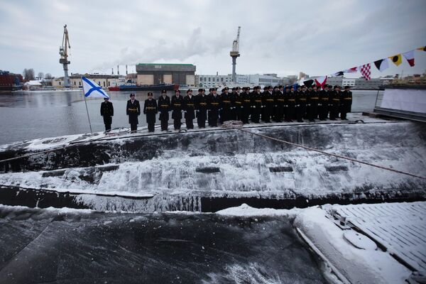 Церемония подъема Военно-морского флага на борту подводной лодки Ростов-на-Дону - Sputnik Латвия