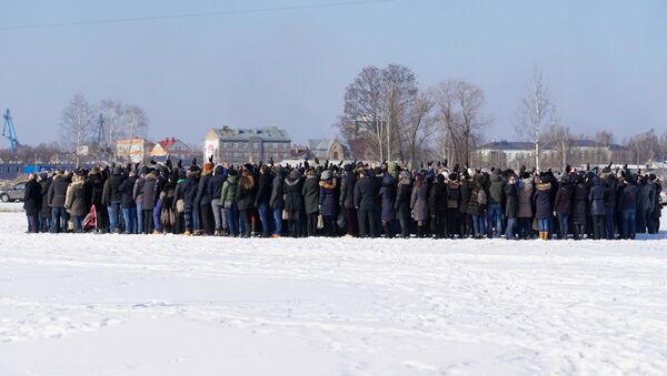 Работники банка ABLV собрались вместе для прощальной фотографии - Sputnik Latvija