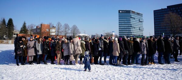 Работники банка ABLV собрались вместе для прощальной фотографии - Sputnik Латвия
