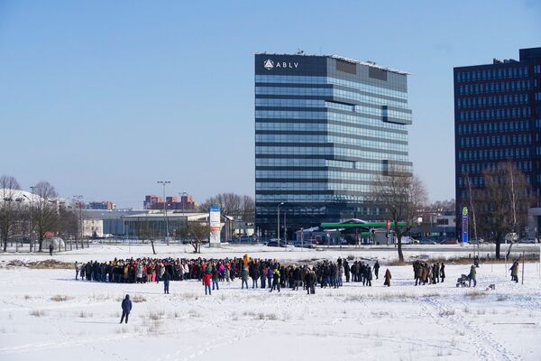Работники банка ABLV собрались вместе для прощальной фотографии Работники банка ABLV собрались вместе для прощальной фотографии - Sputnik Латвия