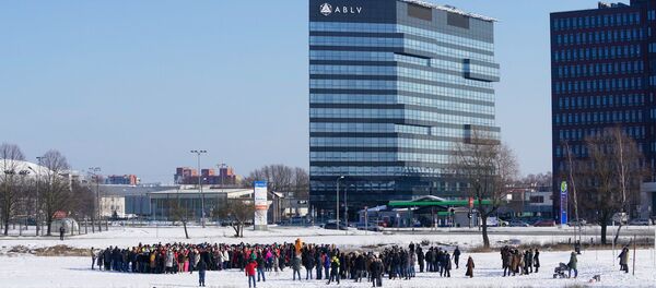 Bankas ABLV darbinieki sapulcējušies atvadu fotogrāfijai Bankas ABLV darbinieki sapulcējušies atvadu fotogrāfijai - Sputnik Latvija