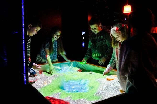 Обычный песок в симбиозе с современными технологиями надолго притягивает маленьких посетителей Обычный песок в симбиозе с современными технологиями надолго притягивает маленьких посетителей - Sputnik Латвия