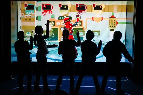 Непросто повторить за роботом все его движения Непросто повторить за роботом все его движения - Sputnik Латвия