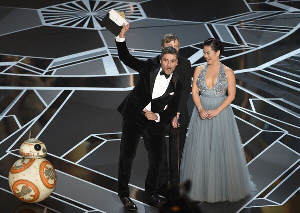 Актеры Оскар Айзек, Марк Хэмилл и Келли Мари Трэн объявляют победителя в категории Лучший игровой короткометражный фильм - Sputnik Латвия