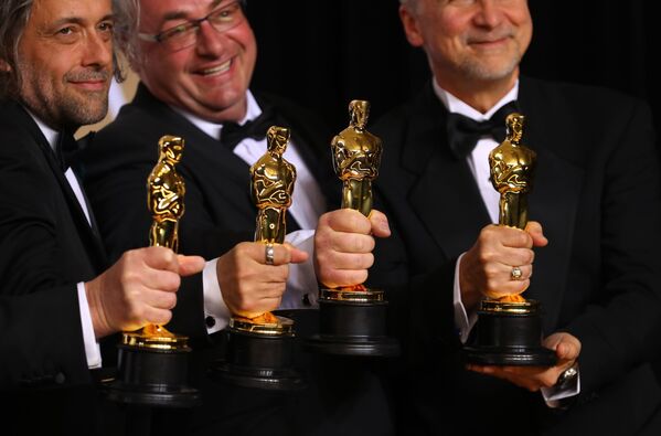 Джон Нельсон, Герд Нефзер, Пол Ламберт и Ричард Хувер получили золотые статуэтки в категории лучшие визуальные эффекты за фильм Бегущий по лезвию 2049 - Sputnik Латвия