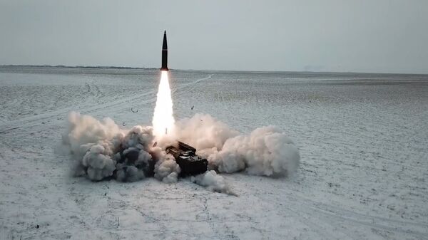 Боевой пуск ракеты ОТРК Искандер-М состоялся на полигоне Капустин Яр - Sputnik Latvija