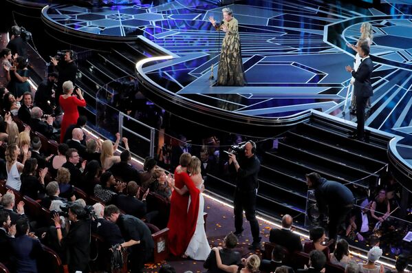 Aktrise Frensisa Makdormanda ieguva Oskara prēmiju par labāko sieviešu lomu filmā Trīs paziņojumi pie Ebingas Misūri štatā - Sputnik Latvija