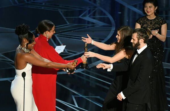 Britu aktieri Kriss Overtons un Reičela Šeltone saņem Oskaru par Mēmo bērnu kategorijā Labākā spēles īsfilma. - Sputnik Latvija