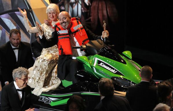 Oskara balvas ieguvējs kategorijā Labākais kostīmu dizains (Neredzamais diegs) Marks Bridžess ar aktrisi Helēnu Mirenu. - Sputnik Latvija