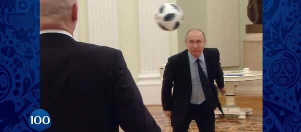 Путин и Инфантино сыграли в футбол Путин и Инфантино сыграли в футбол - Sputnik Latvija
