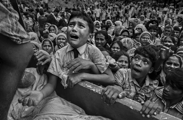 Снимок из серии Rohingya Refugees Flee Into Bangladesh to Escape Ethnic Cleansing канадского фотографа Kevin Frayer из категории Current Affairs & News (Professional), вошедший в шортлист фотоконкурса 2018 Sony World Photography Awards - Sputnik Латвия