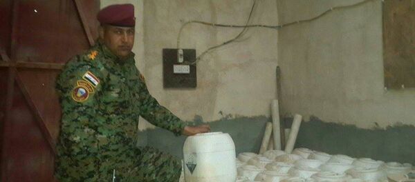 Склады ИГ с химоружием обнаружили в Ираке. Оперативная съемка Склады ИГ с химоружием обнаружили в Ираке. Оперативная съемка - Sputnik Латвия