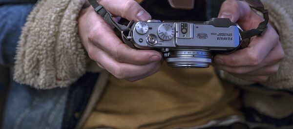 Fotokamera fotogrāfa rokās Fotokamera fotogrāfa rokās - Sputnik Latvija