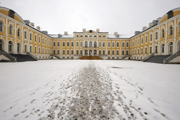 Парадный вход в Рундальский дворец Парадный вход в Рундальский дворец - Sputnik Латвия