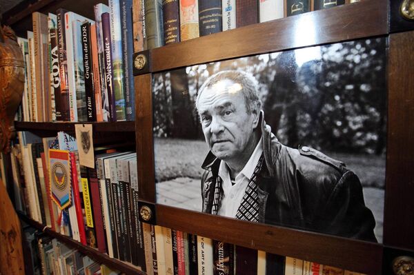 Портрет Пикуля – и книги, которые он собирал всю жизнь - Sputnik Латвия