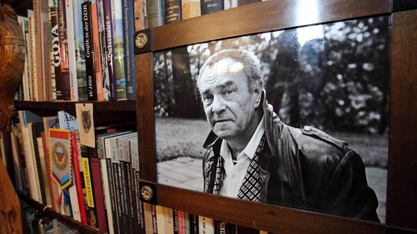 Портрет Пикуля – и книги, которые он собирал всю жизнь - Sputnik Латвия