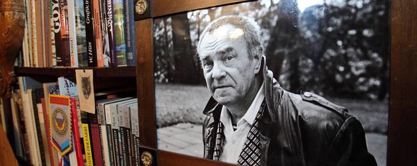 Портрет Пикуля – и книги, которые он собирал всю жизнь - Sputnik Латвия