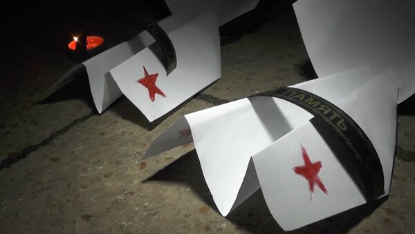 Sevastopolē ar papīra lidmašīnām pagodināja An-26 katastrofas upuru piemiņu - Sputnik Latvija