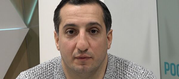 Арарат Кещян поздравил девушек с 8 марта Арарат Кещян поздравил девушек с 8 марта - Sputnik Латвия