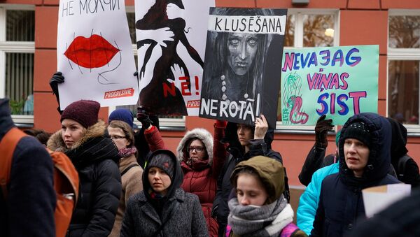 Митинг у Сейма за права женщин - Sputnik Latvija