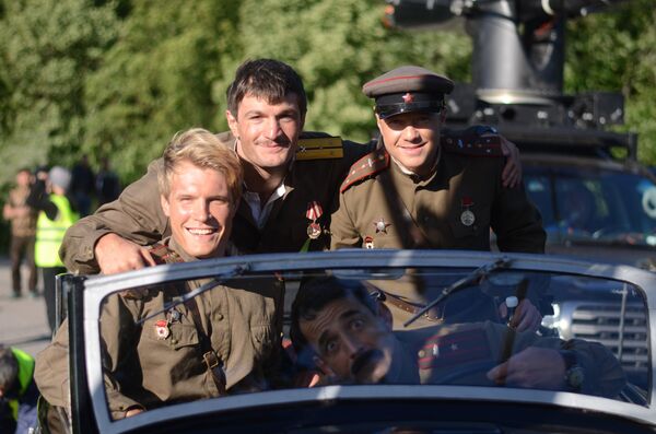 9 мая состоится премьера фильма На Париж о приключениях четырех танкистов в 1945 году - Sputnik Латвия