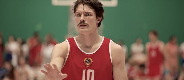 В спортивной драме Кирилл сыграл роль легенды советского баскетбола - Sputnik Латвия