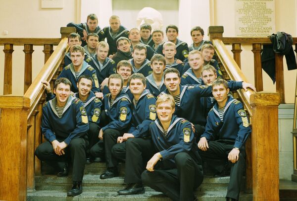 До начала актерской карьеры Кирилл (на переднем плане) был моряком - Sputnik Латвия