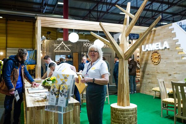 Латвийский ясень и дуб в умелых руках сотруднкиов фирмы из Бауски превращаются в мебель и отделочные материалы - Sputnik Латвия