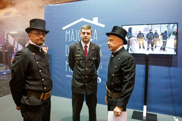 Латвийские пожарные вместе с трубочистами информируют посетителей выставки о пожарной безопасности - Sputnik Латвия