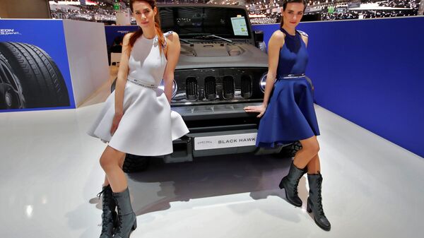 Модели у автомобиля Black Hawk у стенда компании Chelsea Truck Company на автосалоне Geneva International Motor Show 2018 в Женеве, Швейцария - Sputnik Латвия