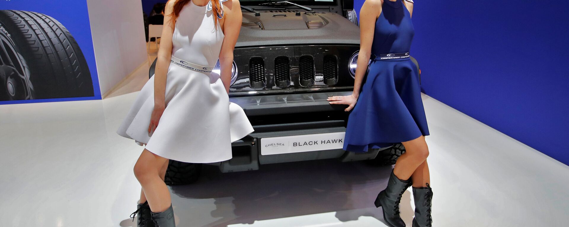 Модели у автомобиля Black Hawk у стенда компании Chelsea Truck Company на автосалоне Geneva International Motor Show 2018 в Женеве, Швейцария - Sputnik Латвия, 1920, 14.03.2018