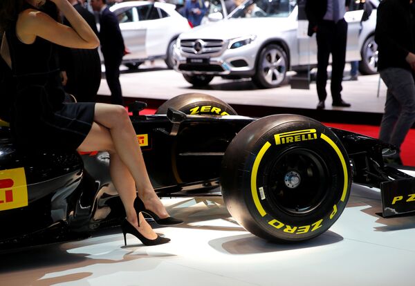 Модель у реплики болида Формулы-1 на стенде Pirelli на автосалоне Geneva International Motor Show 2018 в Женеве, Швейцария - Sputnik Латвия