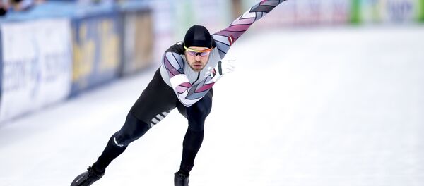 Харальдс Силовс во время 500-метровой гонки на Всемирном чемпионате ISU по конькобежному спорту в Амстердаме - Sputnik Латвия