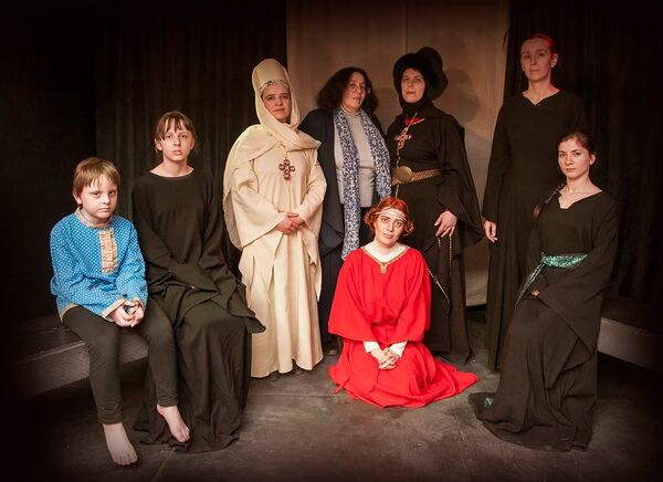 Все герои спектакля и Далия Трускиновская (в центре) вместе с Александрой Нероновой - Sputnik Латвия